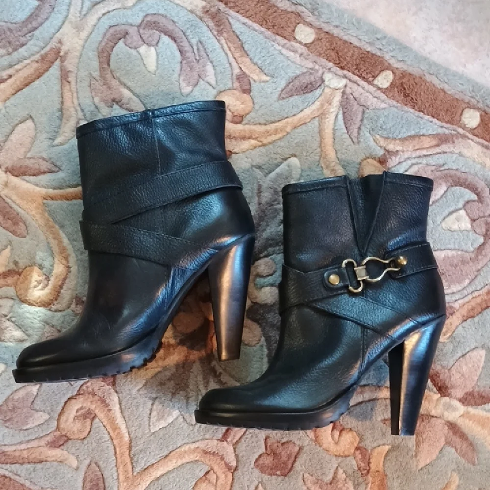 NWOT Black Leather Cynthia Vincent Ankle Boots with Dust Cover - Picture 4 of 15